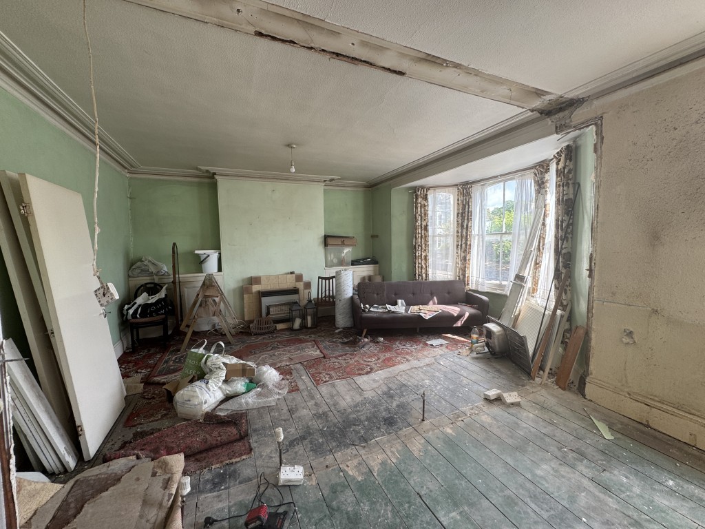 Lot: 33 - SUBSTANTIAL PROPERTY PREVIOUSLY ARRANGED AS TWO FLATS REQUIRING IMPROVEMENT - 41 Living area